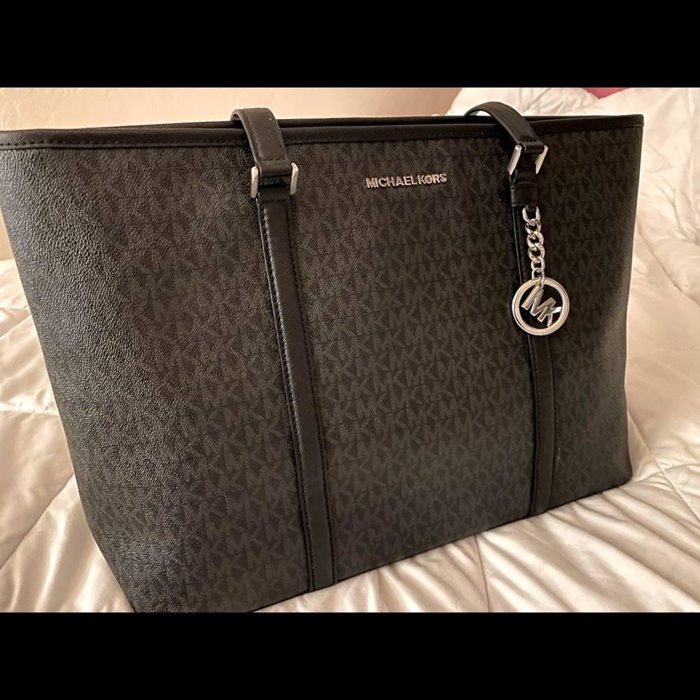 Black essential simple MK Michael Kors purse.